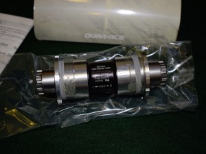 Shimano Dura Ace Bottom Bracket BSA BB-7700 109,5mm BC68TL English NOS NIB